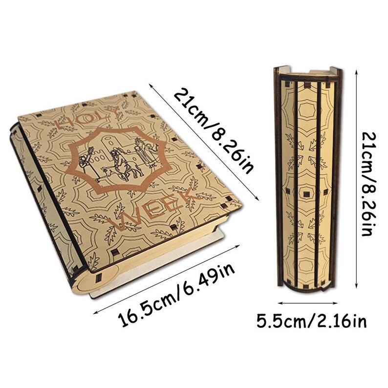 K&ouml;nnte beinhalten: Eine holzfarbene, buchf&ouml;rmige Box und ein passender, aufrechter Beh&auml;lter. Die Box ist 16,5 cm breit und 21 cm hoch und hat einen dekorativen Einband mit Text und Illustrationen. Der Beh&auml;lter ist 5,5 cm breit und 21 cm hoch.