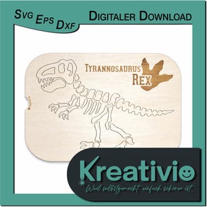 Könnte beinhalten: Ein hellfarbiger Holzausschnitt eines Tyrannosaurus Rex-Skeletts mit dem Text "Tyrannosaurus Rex" und einem Dinosaurier-Fußabdruck. Das Bild enthält auch den Text "DIGITALER DOWNLOAD" und "Kreativio".