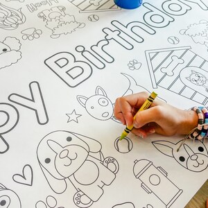Pu&ograve; includere: Una pagina da colorare in bianco e nero con tema di festa di compleanno per cani. La pagina include una cuccia per cani, un idrante, un osso e diversi cani. Il testo "Buon compleanno" &egrave; scritto nella parte superiore della pagina.