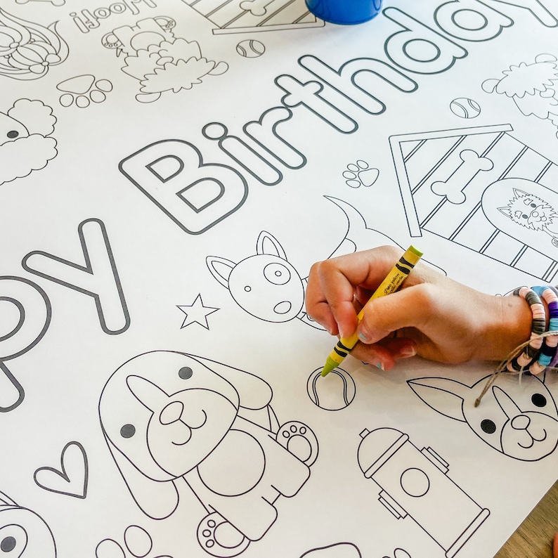 Pu&ograve; includere: Una pagina da colorare in bianco e nero con tema di festa di compleanno per cani. La pagina include una cuccia per cani, un idrante, un osso e diversi cani. Il testo "Buon compleanno" &egrave; scritto nella parte superiore della pagina.