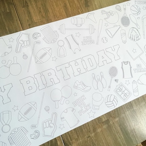 Puede incluir: Una pancarta de cumpleaños imprimible en blanco y negro con temática deportiva. La pancarta presenta una variedad de equipos deportivos, incluyendo un balón de fútbol, un bate de béisbol, un balón de baloncesto, bolos y una raqueta de tenis. La pancarta también incluye las palabras "Feliz cumpleaños" en letras grandes.