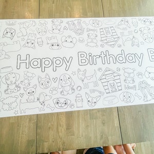 Pu&ograve; includere: Una pagina da colorare in bianco e nero con uno striscione di compleanno a tema cani con il testo "Happy Birthday" e varie illustrazioni di cani, tra cui una cuccia, ossa e impronte di zampe.