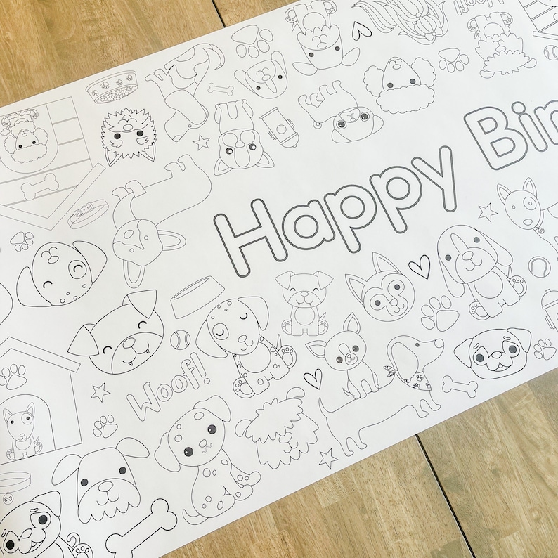 Pu&ograve; includere: Una pagina da colorare in bianco e nero con tema di festa di compleanno per cani. La pagina include le parole "Buon compleanno" e varie illustrazioni di cani, ossa, cucce per cani e altri oggetti legati ai cani.