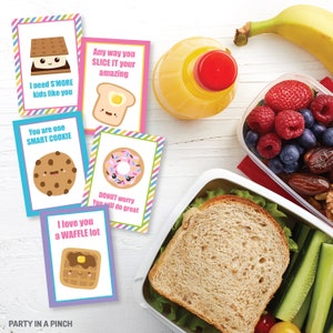 Puede incluir: Un conjunto de tarjetas imprimibles coloridas con juegos de palabras sobre comida e ilustraciones. Las tarjetas presentan un s'more, una rebanada de pan, una galleta, una dona y un waffle. El texto en las tarjetas dice: "Necesito MÁS niños como tú", "Como sea que lo CORTES, es increíble", "Eres una GALLETA INTELIGENTE", "NO TE PREOCUPES, lo harás genial", y "Te quiero mucho, WAFFLE".
