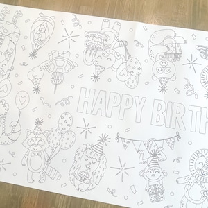 Op de afbeelding: Zwart-witte kleurplaat met verschillende dieren die feestmutsen dragen en ballonnen vasthouden. De pagina zegt "Happy Birthday" in grote letters.