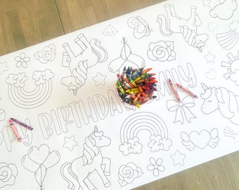 Pode incluir: Um corredor de mesa branco com tema de unicórnio. O corredor apresenta uma variedade de imagens, incluindo unicórnios, arco-íris, estrelas, corações, flores e um laço. O texto "Feliz aniversário" está escrito no corredor de mesa. Uma tigela de lápis de cera está em cima do corredor de mesa.