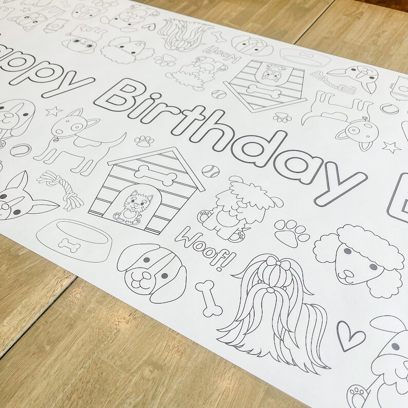 Pu&ograve; includere: Pagina da colorare in bianco e nero con tema di festa di compleanno per cani. La pagina include una cuccia per cani, un osso, una palla e diversi cani. Il testo "Buon compleanno" &egrave; scritto in un grande font nella parte superiore della pagina.