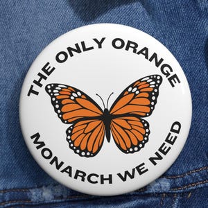 Pin de mariposa monarca / La única monarca naranja que necesitamos / Pin de parodia anti-Trump / Botón de humor político / Regalo para activistas