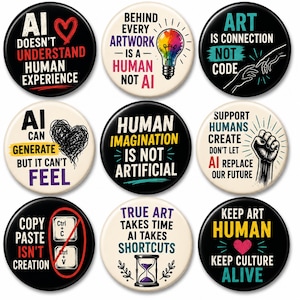 Könnte beinhalten: Ein Set aus neun runden Ansteckbuttons mit schwarzem oder cremefarbenem Hintergrund und verschiedenen Text- und Grafikdesigns. Die Buttons zeigen Botschaften über menschliche Kreativität versus künstliche Intelligenz, inklusive Abbildungen von Glühbirne, Herz, Faust und Sanduhr.
