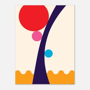 Op de afbeelding: Abstracte kunstprint met een rode cirkel, een roze cirkel en een blauwe cirkel op een gebogen marineblauwe lijn. De achtergrond is crèmekleurig, met een oranje golvende lijn aan de onderkant. Modern, minimalistisch ontwerp.