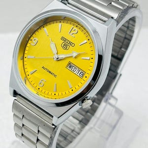 Vintage gerenoveerde SEIKO 5 automatisch | Gele wijzerplaat: 7S26, 17 juwelen, gemaakt in Japan.