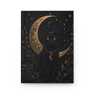 Op de afbeelding: Een zwart kattenjournaal met een gouden halve maan en sterrenbeeld ontwerp. De kat draagt een gouden ketting met een halve maan hanger. De achtergrond is donker met gouden sterren en bloemmotieven.