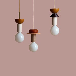 Puede incluir: Un letrero de madera rústico con el texto "Welcome to our home" en un estilo manuscrito. El letrero presenta un acabado envejecido y un diseño simple y acogedor, ideal para un porche o entrada.