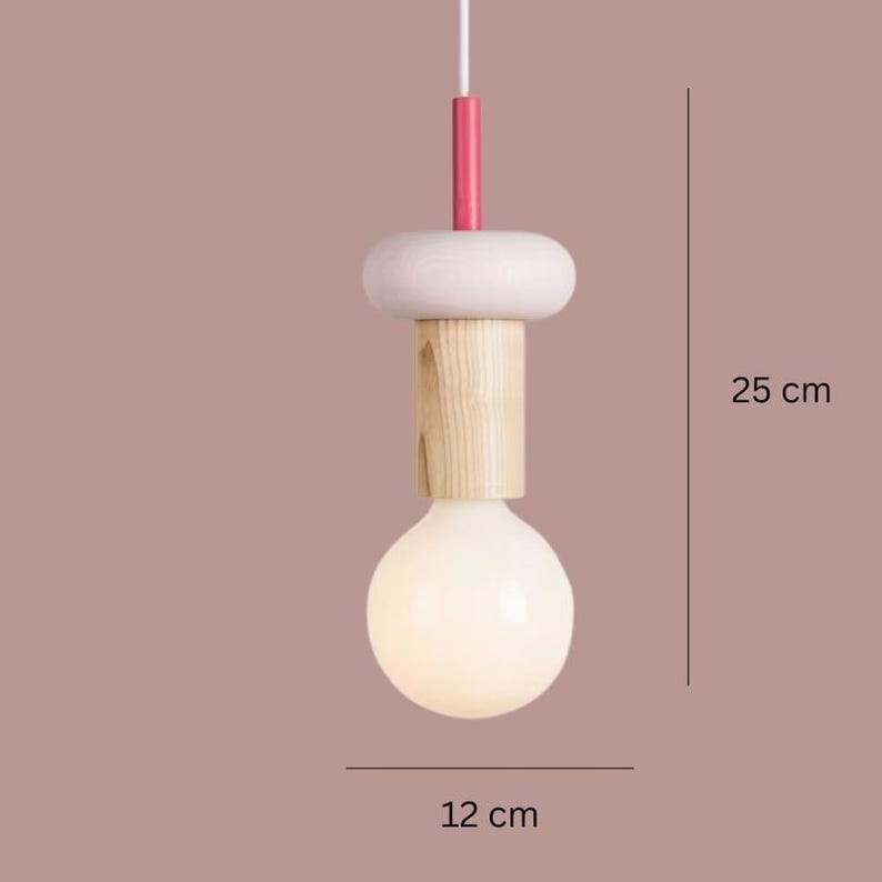 Peut inclure: Ensemble de trois tasses en c&eacute;ramique avec une finition mate et mouchet&eacute;e. Les tasses sont dans des tons cr&egrave;me, gris clair et gris fonc&eacute;. Chaque tasse a un design simple et minimaliste, parfait pour le caf&eacute; ou le th&eacute;.