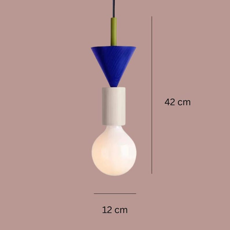 Peut inclure: Un luminaire suspendu moderne avec un design bleu, blanc et vert. L'ampoule mesure 12 cm de large et le luminaire mesure 42 cm de haut. Le luminaire a une forme de c&ocirc;ne bleu, un cylindre blanc et une ampoule blanche.