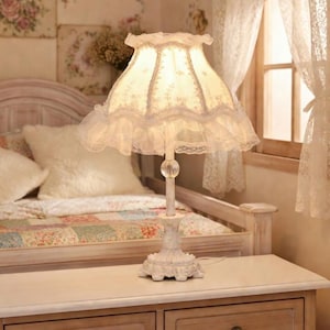 Lámpara estilo shabby chic, lámpara de dormitorio de princesa, lámpara de mesa de encaje rosa, lámpara cottagecore, lámpara de encaje rosa, lámpara romántica, lámpara de mesita de noche para niñas