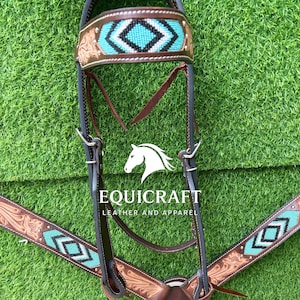 Può includere: Un set di briglia e pettorale in pelle marrone per cavalli con dettagli di perline turchesi e nere. Il set presenta un'intricata lavorazione floreale e il testo "EQUICRAFT LEATHER AND APPAREL".