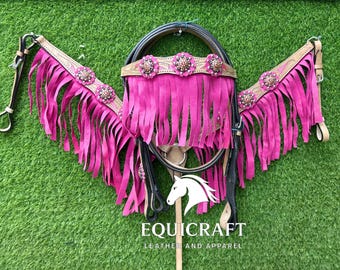Conjunto de cabezada y pechera estilo western con flecos de cristal rosa intenso – Artículos de equitación de cuero repujado / Rodeo de carreras de barriles