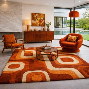 Könnte beinhalten: Ein Wohnzimmer im Retro-Stil mit einem geometrischen Teppich in Orange- und Cremetönen. Der Raum verfügt über einen orangefarbenen Sessel, eine Holzkommode und einen runden Couchtisch. Ein großes Fenster bietet einen Blick auf einen Pool und Garten. Eine orangefarbene Pendelleuchte hängt.