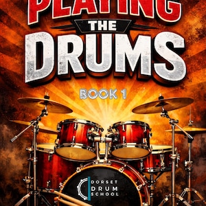 Op de afbeelding: Afbeelding van een drumstel met de tekst "An Introduction to Playing the Drums Book 1". De drums zijn rood en zwart, met bekkens en drumstokken. Het logo van Dorset Drum School staat op de grote trom.