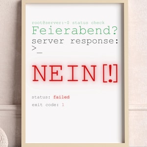Op de afbeelding: Een ingelijste print met een witte achtergrond heeft groene en rode tekst. De tekst luidt "Feierabend?" en "NEIN[!]". Een witte kruk met een gebreide deken en een gebreide poef staan op de voorgrond.