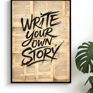 Könnte beinhalten: Gerahmter Kunstdruck mit dem Text "WRITE YOUR OWN STORY" in schwarzer Pinselschrift. Der Hintergrund besteht aus alten Buchseiten, die eine Vintage-Ästhetik erzeugen. Das Kunstwerk ist vor einer weißen Wand platziert.