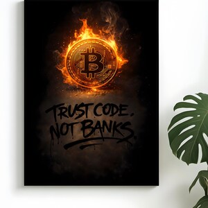 Könnte beinhalten: Digitaler Kunstdruck mit einer goldenen Bitcoin-Münze, die von Flammen umgeben ist, vor einem dunklen Hintergrund. Der Text "TRUST CODE. NOT BANKS" ist im Graffiti-Stil unter der Münze geschrieben. Das Kunstwerk ist auf Leinwand montiert.