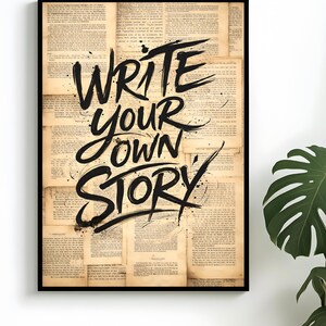 Könnte beinhalten: Gerahmter Kunstdruck mit dem Schriftzug "Write Your Own Story" in schwarzer Pinselstrich-Typografie. Der Hintergrund besteht aus alten Buchseiten, was eine Vintage-Ästhetik erzeugt. Ein motivierendes Stück für Zuhause oder Büro.