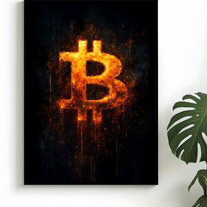 Könnte beinhalten: Gerahmter Leinwanddruck mit dem Bitcoin-Symbol in Flammen vor dunklem Hintergrund. Das Bitcoin-Logo ist in Orange- und Gelbtönen mit Tropfeffekten dargestellt, was eine dynamische Optik erzeugt. Das Kunstwerk ist auf einem schwarzen Rahmen montiert.