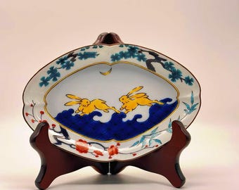 Assiette Kutani japonaise authentique - Motif lapins de lune, signée par l'artisan (porcelaine vintage)