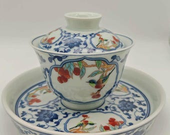 Un magnifique gaiwan en porcelaine, tasse avec son couvercle et sa soucoupe