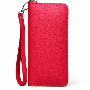 Może przedstawiać: Żywy, czerwony portfel z paskiem na nadgarstek. Portfel ma teksturowaną powierzchnię i srebrny zatrzask. Pasek na nadgarstek jest przymocowany do portfela za pomocą małego metalowego pierścienia.