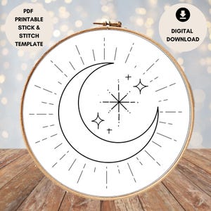 Op de afbeelding: Een borduurring met witte stof, met een zwart lijnontwerp van een halve maan, sterren en zonnestralen. Tekst luidt "PDF Printable Stick & Stitch Template" en "Digital Download".