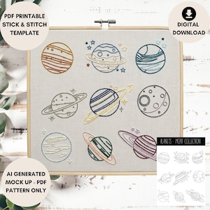 Op de afbeelding: Een borduurring met een lichte stof met geborduurde planeten in verschillende kleuren. Het ontwerp bevat de tekst "PDF PRINTABLE STICK & STITCH TEMPLATE" en "DIGITAL DOWNLOAD". De woorden "AI GENERATED MOCK UP - PDF PATTERN ONLY" zijn ook zichtbaar.