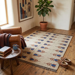 Op de afbeelding: Een set van drie keramische mokken met een gespikkelde, matte afwerking. De mokken zijn in crème, lichtgrijs en donkergrijs. Elke mok heeft een eenvoudig, minimalistisch ontwerp en een afgeronde handgreep. Geschikt voor koffie, thee of andere dranken.