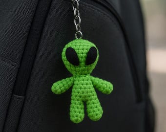 Porte-clés extraterrestre Amigurumi - personnage extraterrestre vert au crochet doux pour accessoires et collections sur le thème de l'espace