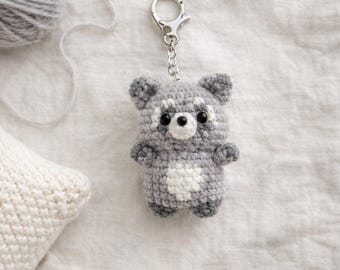 Handgemaakte amigurumi-sleutelhanger grijze wasbeer, gehaakt bos pluche