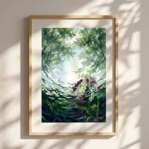 Könnte beinhalten: Ein gerahmter vertikaler Wandkunstdruck mit einem Aquarellgemälde einer Waldszene. Das Kunstwerk zeigt üppiges grünes Laub, durch Bäume gefiltertes Licht und violette Blumen im Vordergrund mit einem weichen, verschwommenen Effekt.