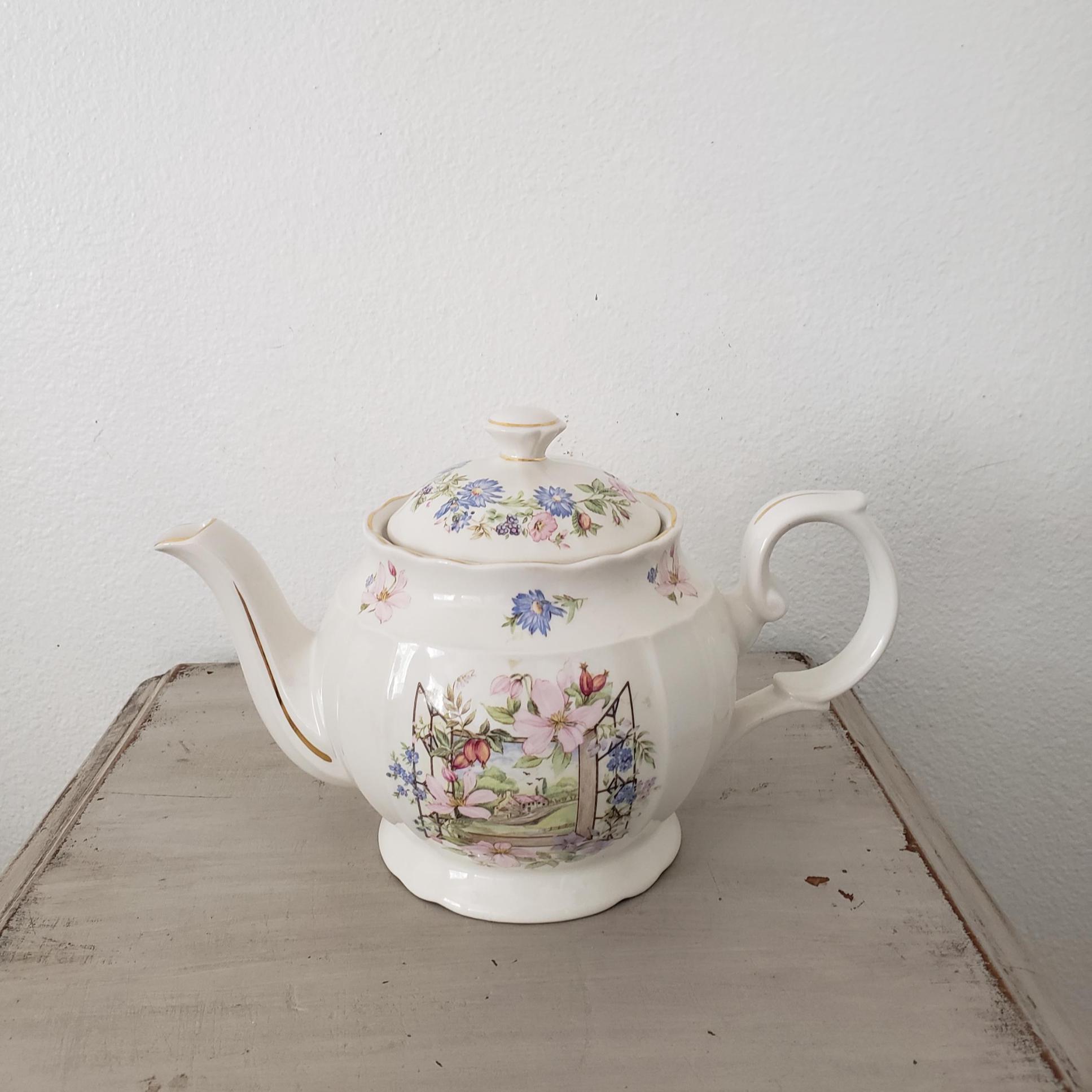 Staffordshire | A small Staffordshire teapot and cover c.1750, Whieldon
