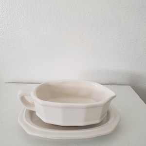 Vintage Pfaltzgraff White Heritage Gravy Boat With Drip Plate
