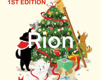 Op de afbeelding: Een kerstillustratie met een versierde kerstboom en cartoonhonden. De tekst "RION DRAWINGS 1ST EDITION" staat bovenaan, met de naam "Rion" in grote letters. Cadeaus en pootafdrukken zijn ook zichtbaar.
