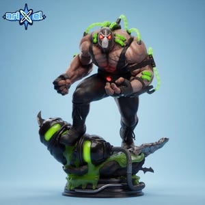 Puede incluir: Una detallada figura del villano de DC Comics, Bane, de pie sobre una figura derrotada. Bane es musculoso, lleva una máscara y tiene tubos conectados a su cuerpo. La base presenta detalles verdes brillantes y una combinación de colores oscuros.