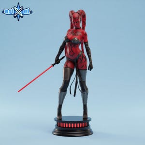 Puede incluir: Una figura roja y negra de un personaje femenino con un sable de luz. La figura tiene piel roja, marcas negras y un atuendo negro y plateado. La figura está sobre una base negra con luces rojas.