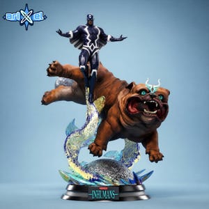 Può includere: Una statua da collezione che raffigura una figura in costume blu scuro e bianco in piedi sopra una grande creatura marrone simile a un bulldog con occhi color ottanio e una cresta. La base mostra il testo Marvel Inhumans e il logo Arixel.