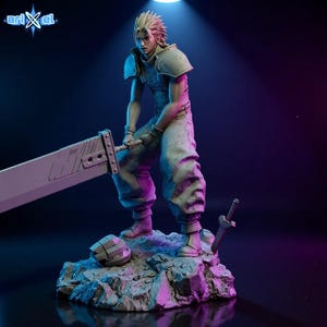 以下が含まれることがあります： 金髪の尖った髪のキャラクターのフィギュアで、グレーの衣装を着て大きな剣を持っています。フィギュアは、ヘルメットと小さな剣が近くにある岩の台座に立っています。背景は暗く、青と紫の照明があります。