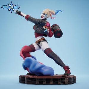 Könnte beinhalten: Figur einer weiblichen Figur in dynamischer Pose, gekleidet in einer schwarzen Jacke mit Aufnähern, einem roten Oberteil und schwarzen Shorts. Sie hat blonde Zöpfe mit blauen und rosa Strähnen und hält einen Schlägel. Der Sockel ist braun mit blauen und roten Akzenten.