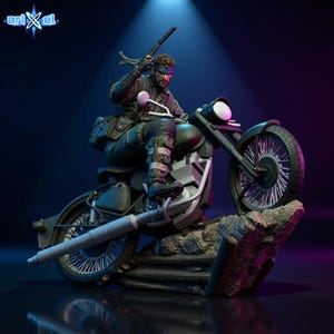 Peut inclure: Figurine détaillée d'un personnage sur une moto, tenant une arme. La figurine est vêtue d'une tenue de style militaire, avec une moto noire. La base est une formation rocheuse, avec un fond bleu foncé et violet.
