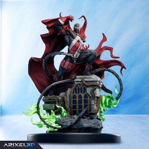Puede incluir: Una figura de acción detallada de Spawn con un traje negro y blanco con detalles rojos, una capa roja fluida y una larga cadena plateada. El personaje se encuentra sobre una base de piedra con una ventana gótica, rodeado de llamas verde brillante.