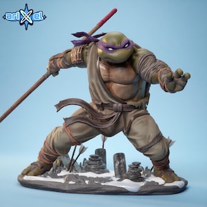 Può includere: Una statuetta dettagliata di Donatello dei Teenage Mutant Ninja Turtles. La figura è in posa dinamica, con un bastone bo. Donatello indossa un abito marrone con una maschera viola. La base presenta dettagli di neve e pietra. Il logo Arikel è in alto a sinistra.