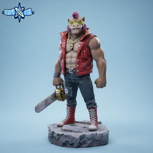Puede incluir: Figura detallada de un jabalí antropomórfico musculoso con chaleco rojo, vaqueros y botas, sosteniendo una motosierra. La figura tiene gafas de sol, una cadena de oro y una cresta morada. La figura se encuentra sobre una base rocosa gris.
